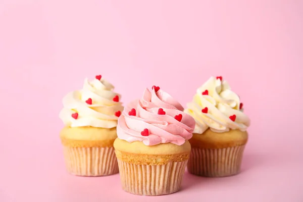 Cupcakes Saborosos Com Polvilhas Forma Coração Para Dia Dos Namorados — Fotografia de Stock