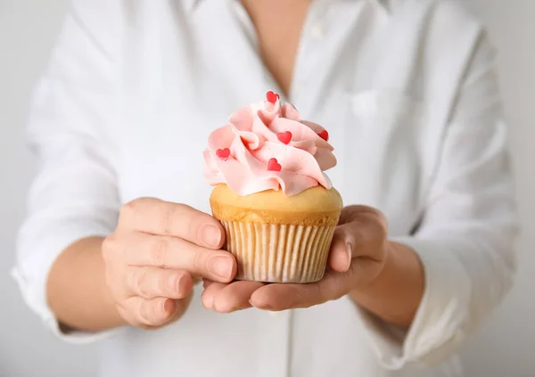 Vrouw Met Lekkere Cupcake Voor Valentijnsdag Close — Stockfoto