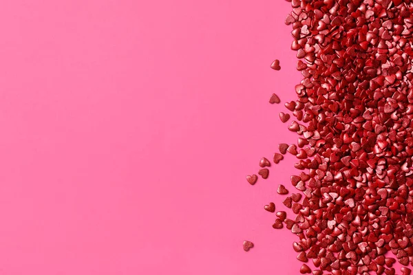 Rojo Forma Corazón Espolvorea Sobre Fondo Rosa Puesta Plana Espacio —  Fotos de Stock