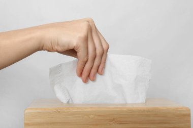 Arka planda kağıt mendil tutan kadın, yakın plan.