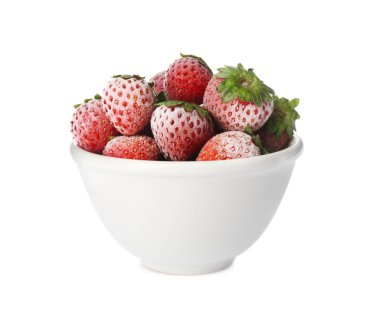 Beyaz arka planda kasede lezzetli donmuş çilekler.