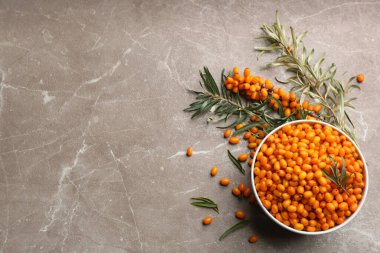 Olgun deniz dikenli üzümleri mermer masada, düz yerde. Metin için boşluk