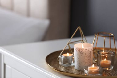 Evdeki masada yanan mumlar ve dekorlar çok güzel. Metin için boşluk