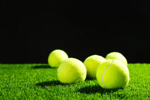 Tennisbälle Auf Grünem Gras Vor Dunklem Hintergrund Raum Für Text — Stockfoto