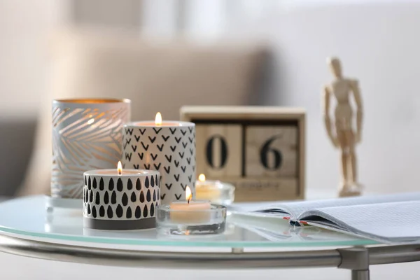 Brennende Kerzen Haltern Und Notizbuch Auf Weißem Tisch Drinnen — Stockfoto