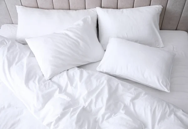 Удобная Кровать Мягкими Белыми Подушками Крупным Планом — стоковое фото