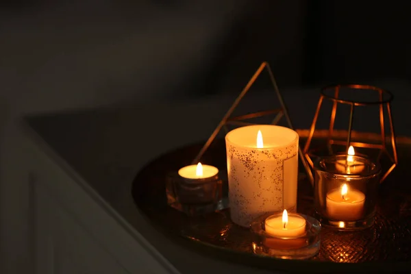 Όμορφη Καύση Κεριά Και Διακόσμηση Στο Τραπέζι Στο Σπίτι Χώρος — Φωτογραφία Αρχείου