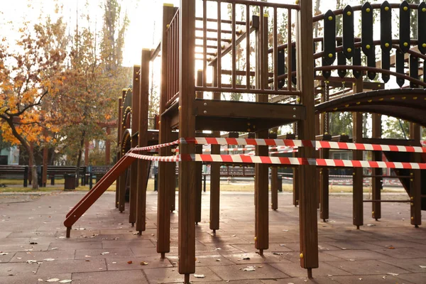 Pusty Plac Zabaw Dla Dzieci Zamknięty Podczas Kwarantanny Covid — Zdjęcie stockowe