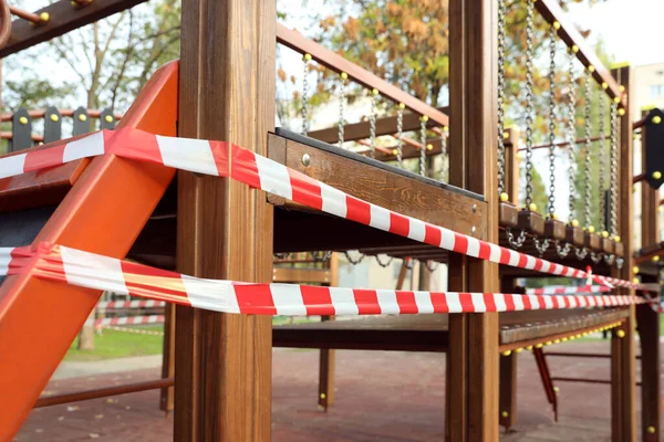 Plac Zabaw Dla Dzieci Zamknięty Podczas Kwarantanny Covid Zbliżenie — Zdjęcie stockowe