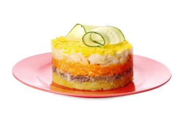 Beyaz arka planda geleneksel Rus salatası Mimosa