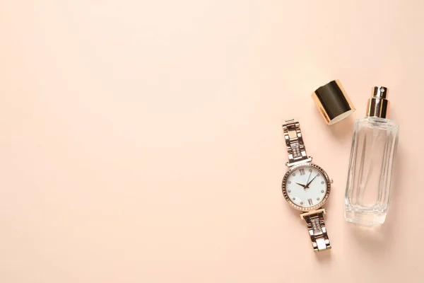 Luxus Armbanduhr Und Parfüm Auf Beigem Hintergrund Flach Gelegt Raum — Stockfoto