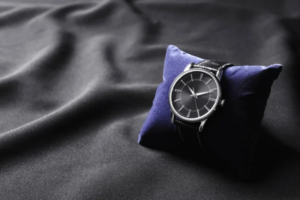 Kleines Dekoratives Kissen Mit Luxuriöser Armbanduhr Auf Schwarzem Hintergrund Modeaccessoires — Stockfoto