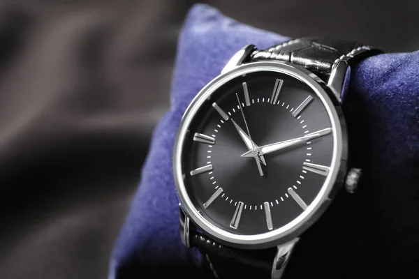 Kleines Dekoratives Kissen Mit Luxuriöser Armbanduhr Auf Schwarzem Hintergrund Nahaufnahme — Stockfoto