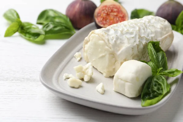 Lezzetli Keçi Peyniri Fesleğenli Incirli Beyaz Ahşap Masa — Stok fotoğraf