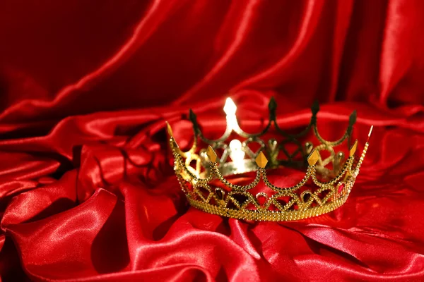 Bella Corona Oro Tessuto Rosso Elemento Fantasia — Foto Stock