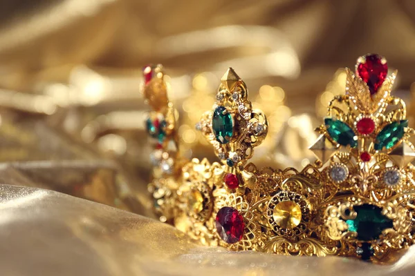黄金の布の上に美しい古代の王冠 クローズアップ ファンタジーアイテム — ストック写真