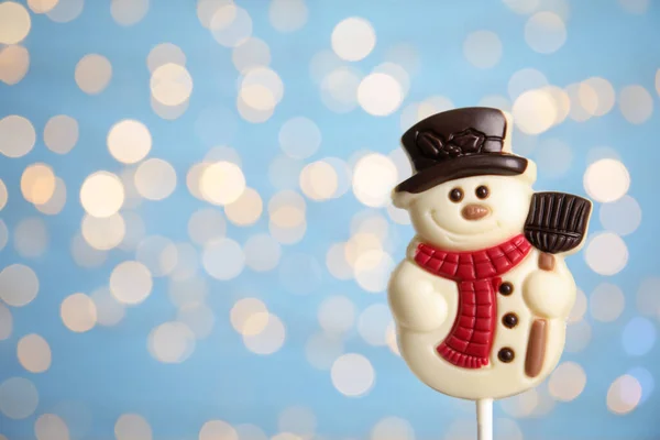 Смешные Шоколадные Конфеты Снеговика Против Размытых Праздничных Огней Крупным Планом — стоковое фото