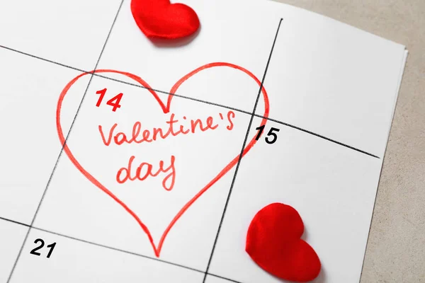 Kalender Met Gemarkeerde Valentijnsdag Harten Grijze Tafel Close — Stockfoto