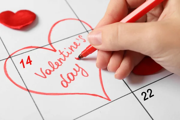 Vrouw Markeert Valentijnsdag Met Rode Stift Kalenderblad Close — Stockfoto