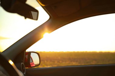 Gün batımında resim gibi gökyüzü, araba penceresinden manzara