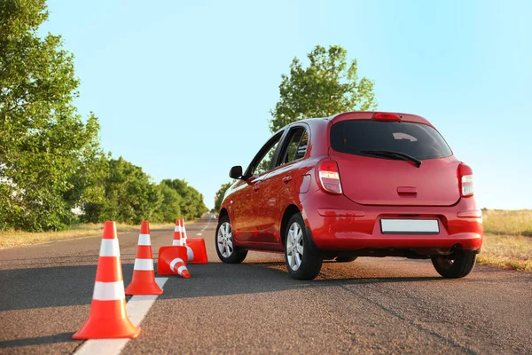 Kırmızı Araba Dışarıdaki Trafik Konilerinin Yanında Ehliyet Sınavında Başarısız Oldum — Stok fotoğraf