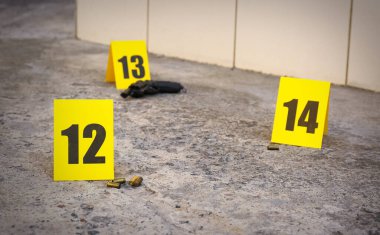 Olay yerinde yerde kanıt ve izler var. Dedektif soruşturması