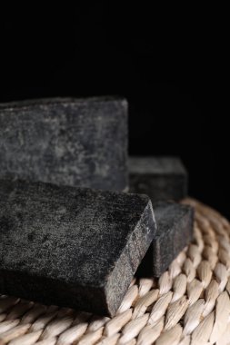 Hasır puf üzerine doğal katran sabunu, yakın plan.