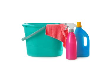 Beyaz arka planda bez ve temizlik ürünleri olan plastik kova
