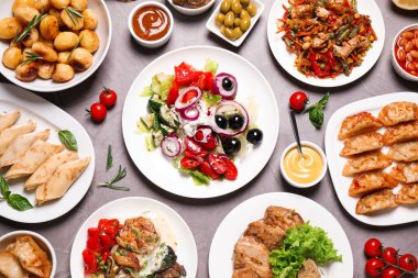 Büfe servisi. Gri masada bir sürü farklı tabak var.