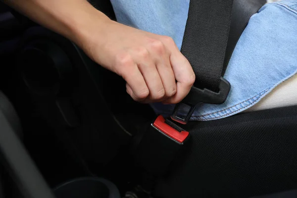 Mulher Apertando Cinto Segurança Assento Motorista Carro Close — Fotografia de Stock
