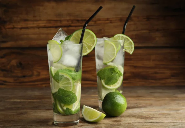 Délicieux Mojito Ingrédients Sur Table Bois — Photo