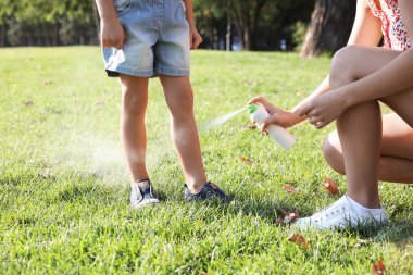 Annem park yerindeki kızın bacağına böcek kovucu sürüyordu.