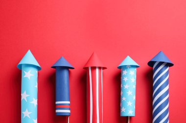 Kırmızı arkaplanda havai fişekler, metin için boşluk