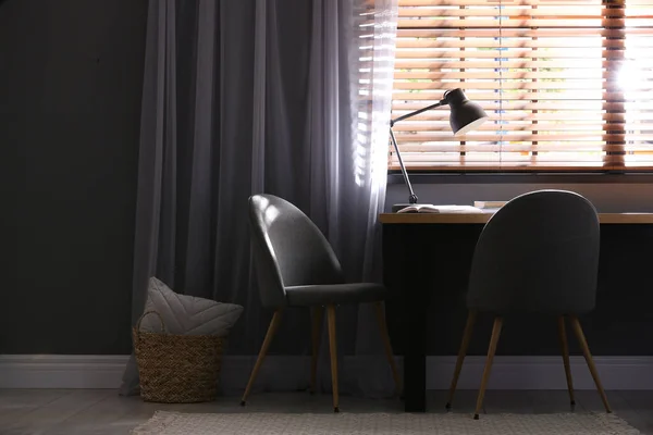Bequeme Stühle Und Schreibtisch Der Nähe Fenster Mit Eleganten Vorhängen — Stockfoto