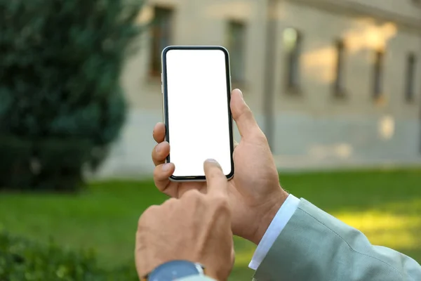 Человек Использующий Современный Мобильный Телефон Открытом Воздухе Крупным Планом — стоковое фото