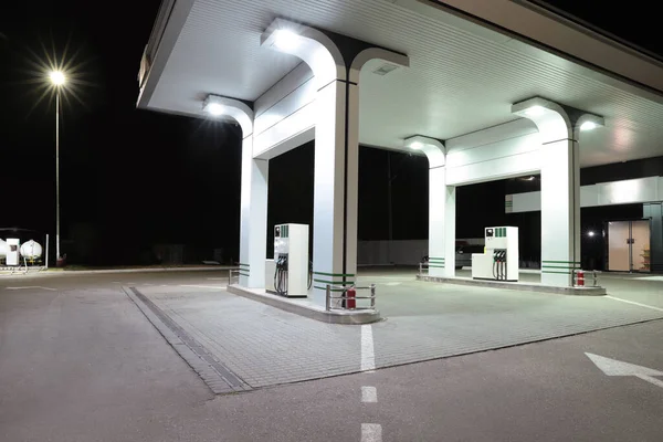 Moderna Gasolinera Con Tienda Conveniencia Junto Carretera Por Noche — Foto de Stock