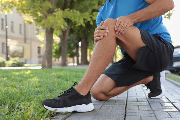 Hombre Ropa Deportiva Que Tiene Problemas Rodilla Aire Libre Primer — Foto de Stock