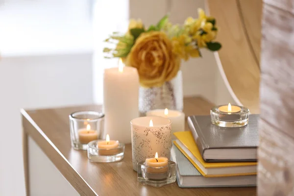 Belles Bougies Allumées Livres Fleurs Sur Table Maison — Photo