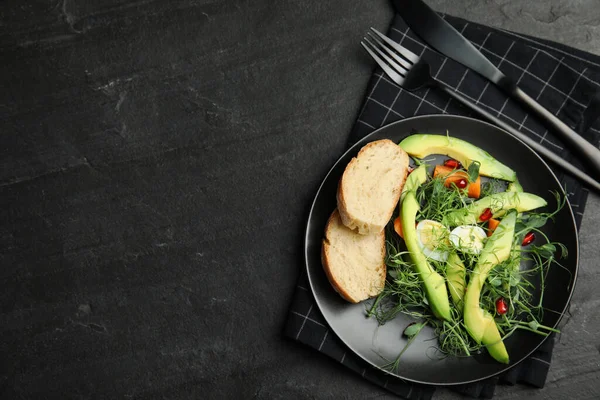 Salade Met Verse Organische Microgroen Plaat Zwarte Tafel Bovenaanzicht Ruimte — Stockfoto