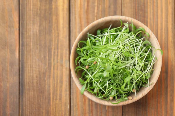 Schaal Met Verse Microgroen Houten Tafel Bovenaanzicht Ruimte Voor Tekst — Stockfoto