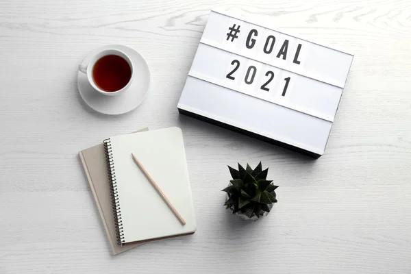 Lekkie Pudełko Hashtagiem Cel 2021 Pobliżu Notebooków Filiżanki Herbaty Białym — Zdjęcie stockowe