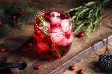 Ahşap masada biberiyeli yaban mersini kokteyli, yakın plan.