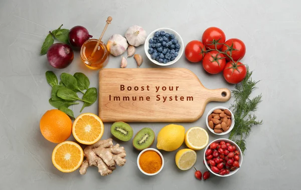 Set Med Naturliga Produkter Och Träskiva Med Text Boost Your — Stockfoto