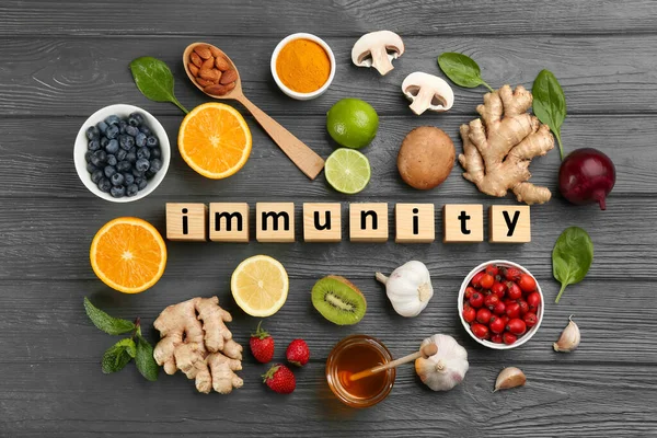 Würfel Mit Wort Immunität Und Frischen Produkten Auf Grauem Holztisch — Stockfoto
