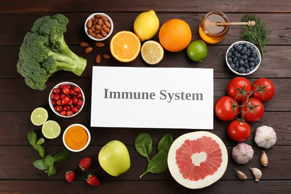 Karte Mit Phrase Immune System Und Frischen Produkten Auf Holztisch — Stockfoto