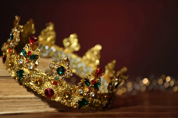 Schöne Goldene Krone Und Elfenlichter Auf Dem Holztisch Nahaufnahme Fantasieartikel — Stockfoto