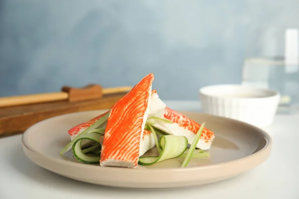 Paus Caranguejo Frescos Com Pepino Servido Mesa Branca — Fotografia de Stock