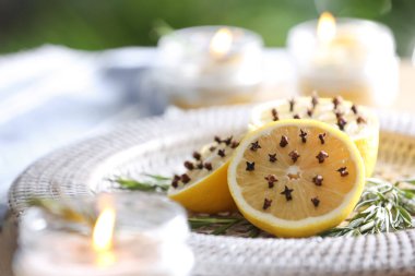 Açık havada karanfilli limonlar ve taze biberiye, yakın plan. Doğal ev yapımı itici.