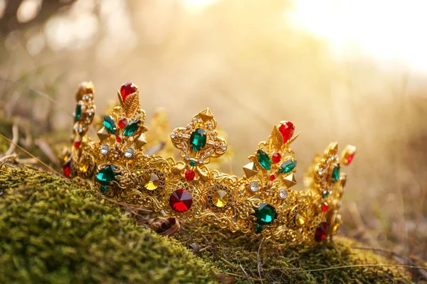 야외의 잔디에는 아름다운 왕관이 판타지 아이템 — 스톡 사진