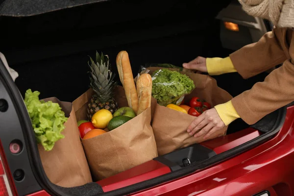 Jonge Vrouw Zetten Zakken Van Boodschappen Haar Auto Close — Stockfoto